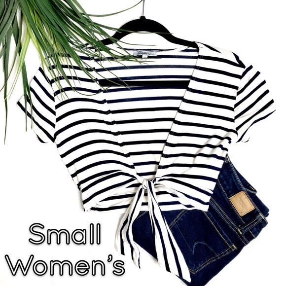 Charlotte Russe Tops - 🌴 Short sleeve crop top front tie striped top